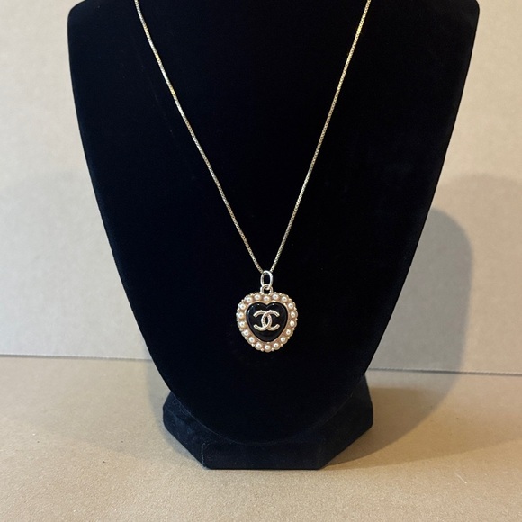 Heart shaped CC pendant in black with gold tone hardware and pearl like trim - Picture 9 of 12